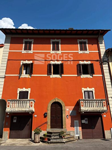 Appartamento con 6 locali in vendita in Piazza degli Ubertini, Montevarchi