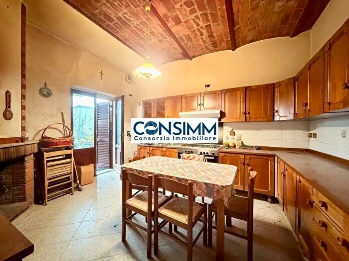 Casa con 6 locali in vendita in Via Statale, Quarrata
