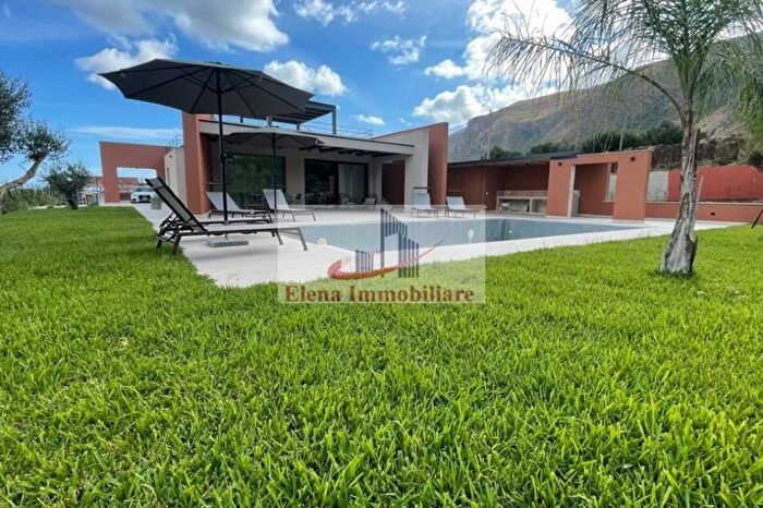 Casa con 8 locali in vendita in Alcamo