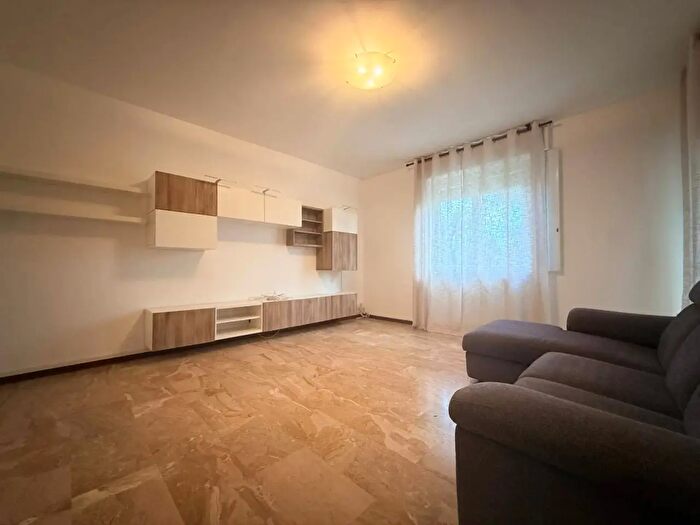 Appartamento trilocale in affitto in Via Roma, Valbrembo
