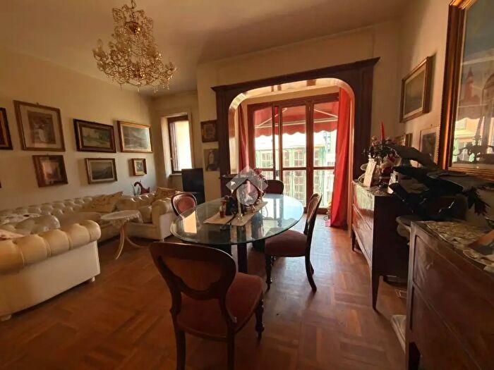 Appartamento trilocale in vendita in Via Emilio Cornalia, Milano
