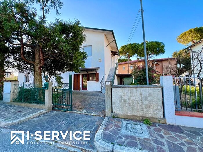 Appartamento trilocale in vendita in Via delle Camelie, Cervia