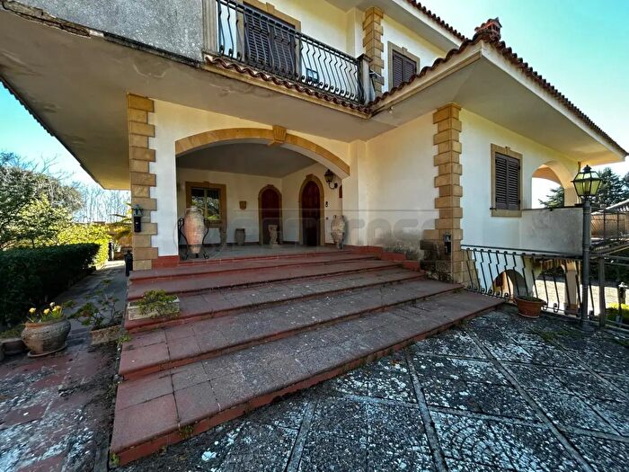 Casa con 14 locali in vendita in Via Luigi Russo, Caltanissetta