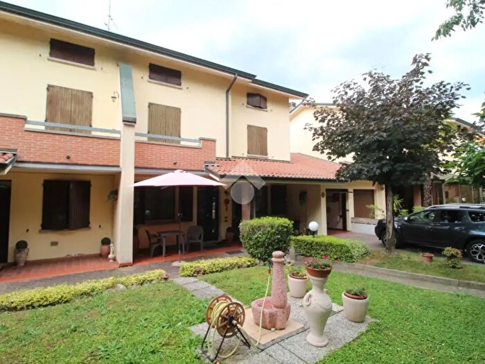 Casa quadrilocale in vendita in Via Filippo Turati, Bagnolo In Piano