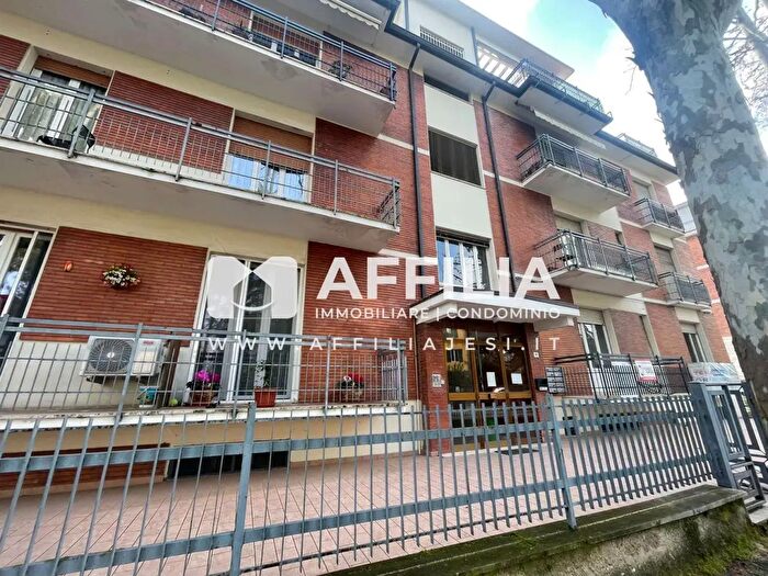 Appartamento con 6 locali in vendita in Viale Verdi, Jesi