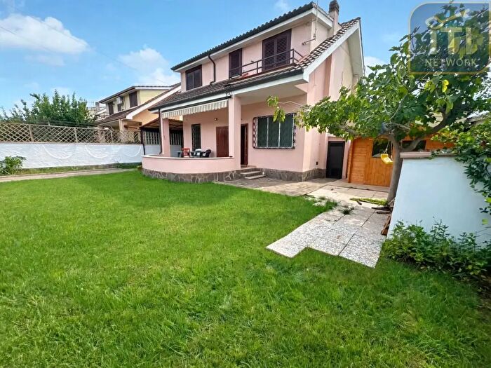 Casa quadrilocale in vendita in Via Pratica di Mare, Ardea