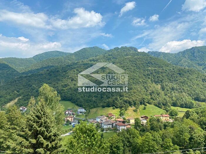 Appartamento trilocale in vendita in Via Lallio, Zogno