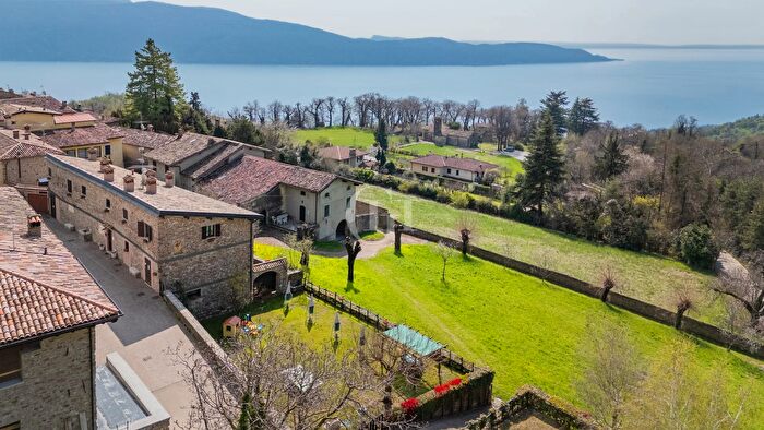 Casa con 12 locali in vendita in Gargnano