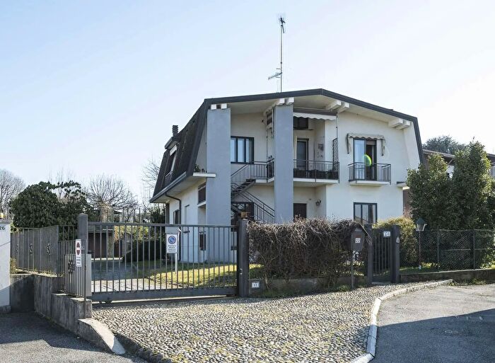 Casa con 10 locali in vendita in Via Rosselli, Sesto Calende