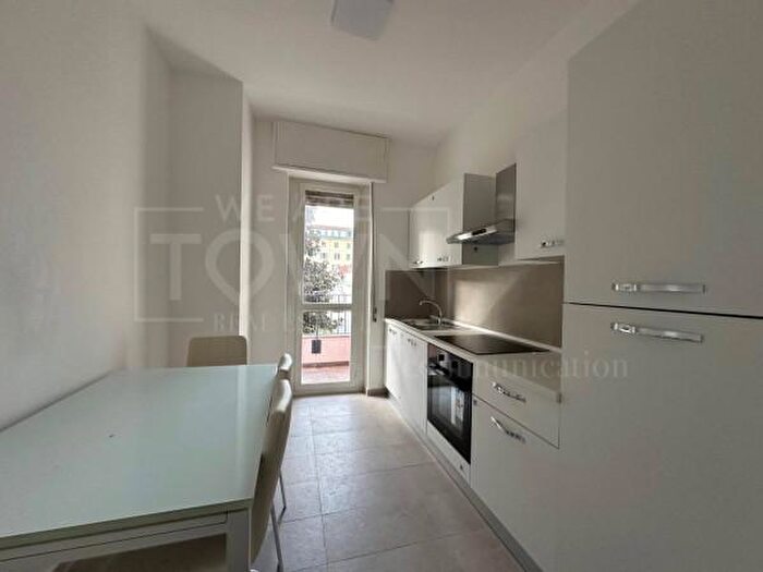 Appartamento quadrilocale in affitto in Via Andrea Maffei, Milano