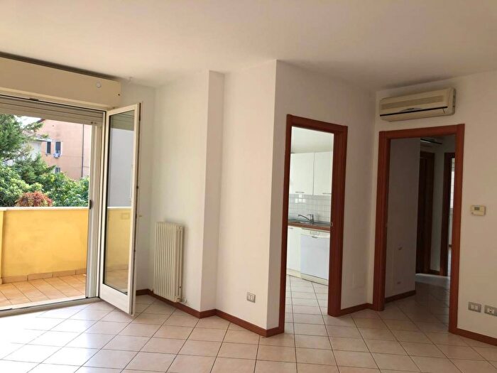 Appartamento quadrilocale in affitto in Via Varese, Villetta, Parma