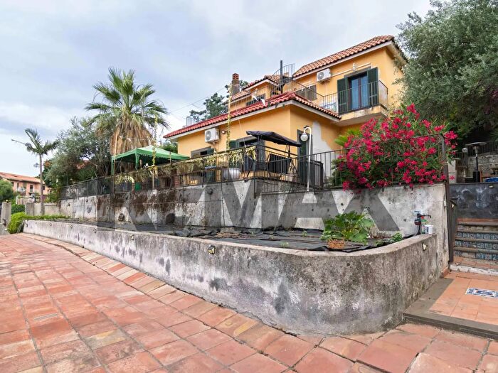 Casa quadrilocale in vendita in Via Litteri, Aci Castello
