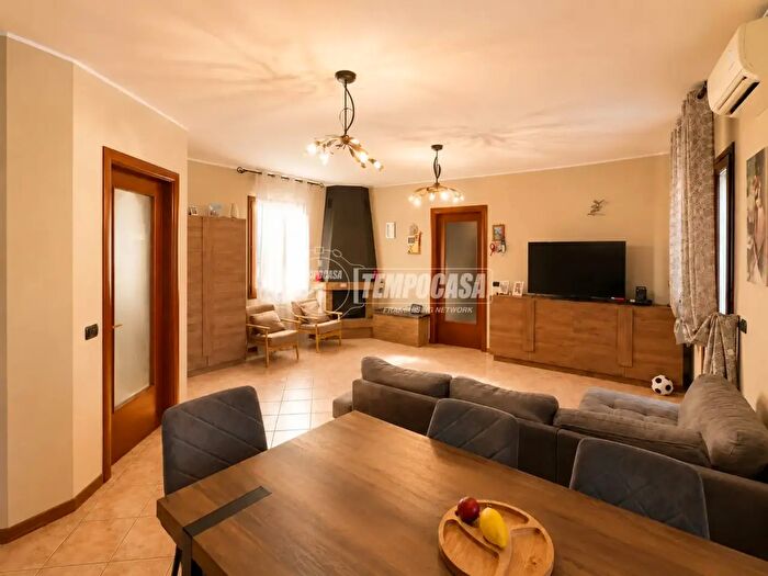 Appartamento trilocale in vendita in Strada Statale Sud, Mirandola