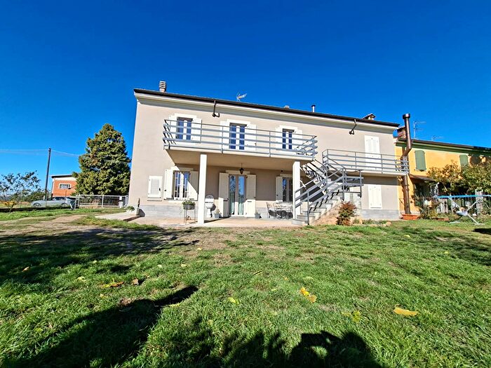 Casa con 8 locali in vendita in Cimitero San Giuliano Vecchhio, Alessandria