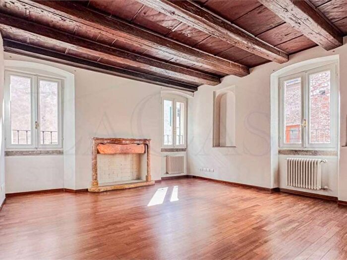 Appartamento quadrilocale in affitto in Via Rua Confettora, Castello Via Musei, Brescia