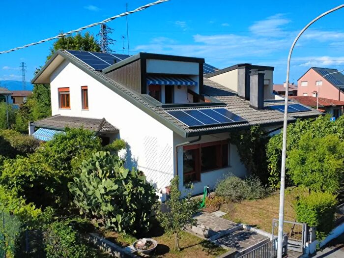 Casa con 8 locali in vendita in Via Zendrini, Castelfranco Veneto