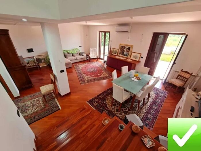 Casa con 7 locali in vendita in Reggio Calabria