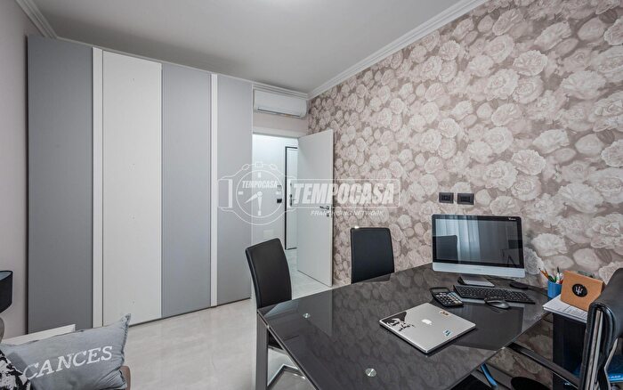 Appartamento trilocale in vendita in Via Camogli, Modena