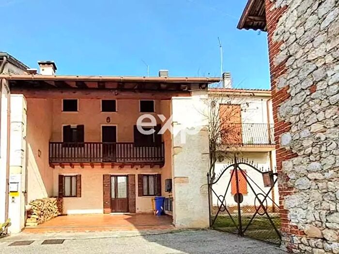Casa con 6 locali in vendita in Borso Del Grappa