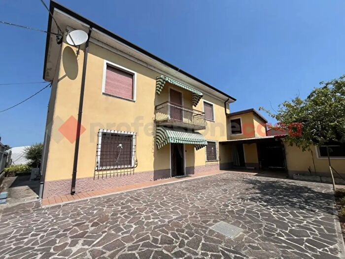 Casa con 7 locali in vendita in Viale l Rossignoli, Trevenzuolo