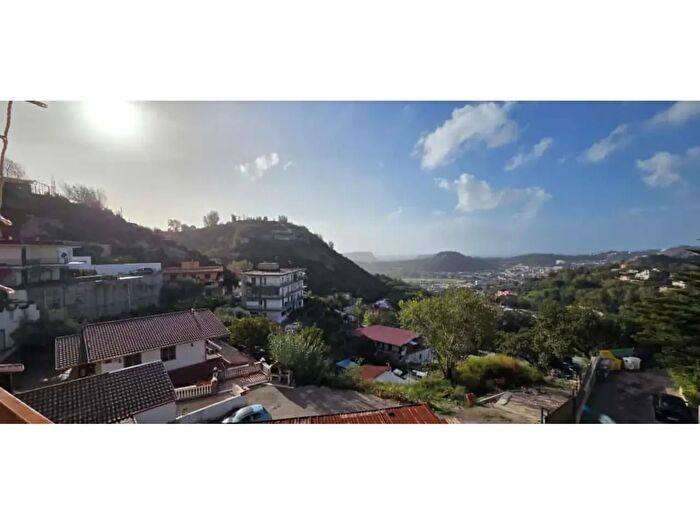 Appartamento con 6 locali in vendita in Via Nuova Angogna, Napoli