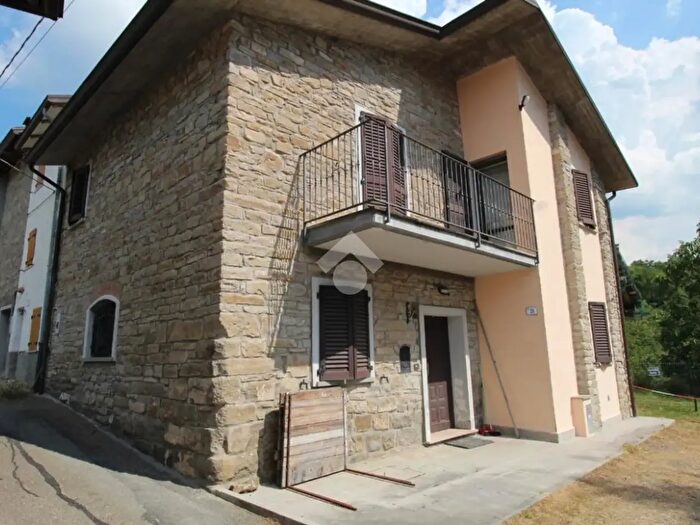 Casa trilocale in vendita in Via Lusignana, Villa Minozzo