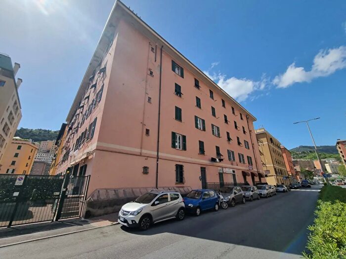 Appartamento con 7 locali in vendita in Via Eugenio Fassicomo, Genova