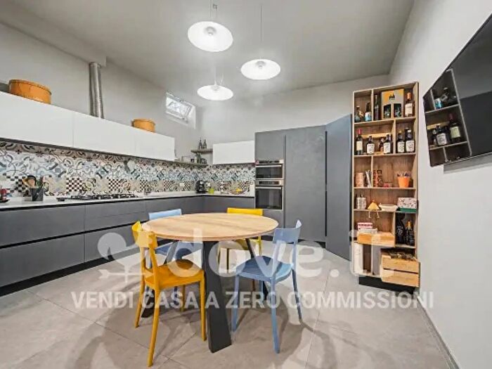 Casa con 6 locali in vendita in Via Monte San Michele, Prato