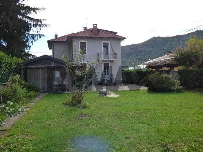 Casa con 10 locali in vendita in Cuveglio