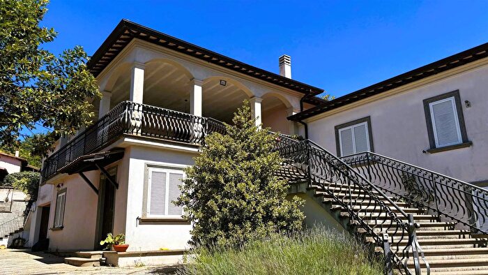 Casa con 10 locali in vendita in Montefiascone, Montefiascone