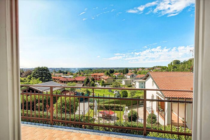 Appartamento trilocale in vendita in Via Bossi, Capiago Intimiano