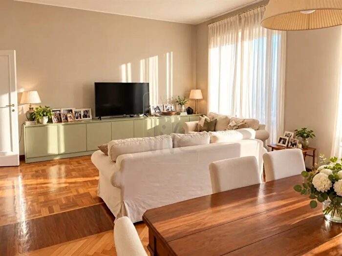 Appartamento con 5 locali in affitto in Viale Bianca Maria, Milano