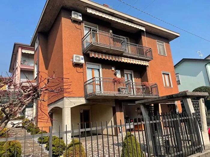 Appartamento trilocale in vendita in Via Monsignor Piazzoli, Alzano Lombardo