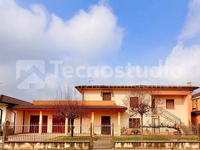 Casa con 5 locali in vendita in Veronella