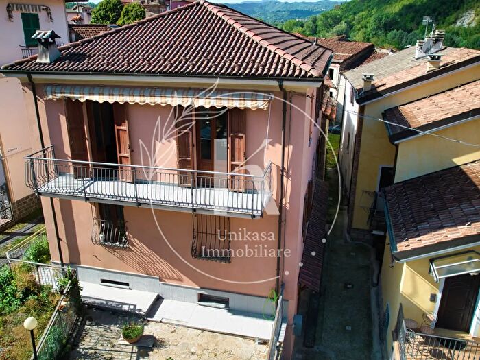 Casa con 9 locali in vendita in Cengio