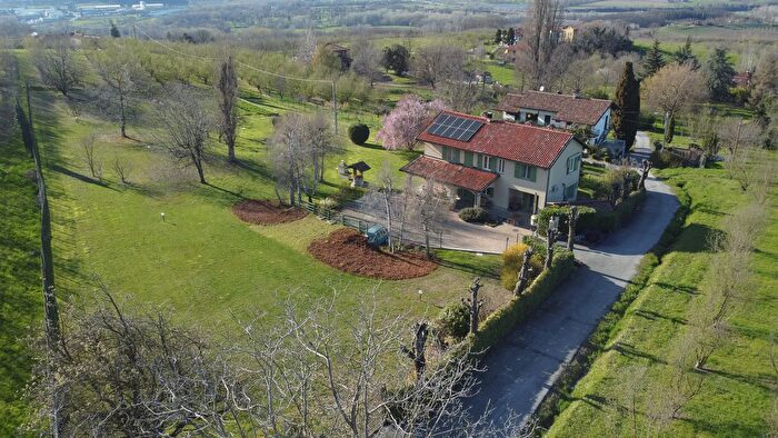 Casa con 6 locali in vendita in Cherasco