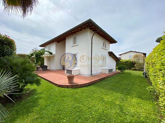 Casa con 9 locali in vendita in Pietrasanta