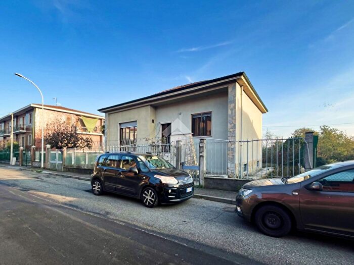 Casa trilocale in vendita in Via Cadore, Pavia