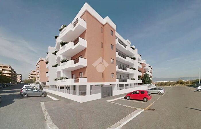 Appartamento trilocale in vendita in Via Guido Fiorini, Roma