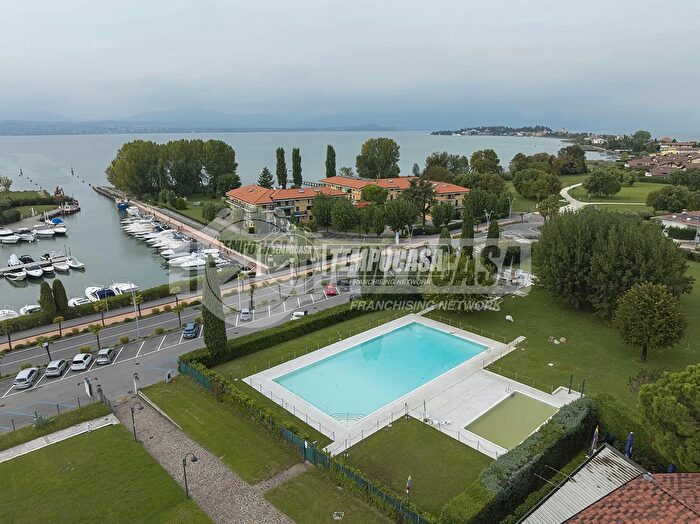 Appartamento bilocale in vendita in Via Salvo dAcquisto, Sirmione