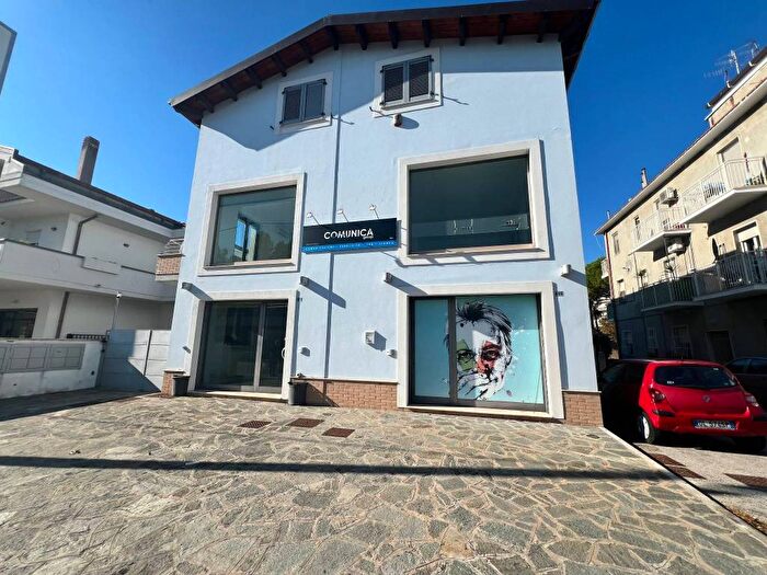 Casa quadrilocale in vendita in Via Nazionale Adriatica Nord, Santa Filomena, Pescara
