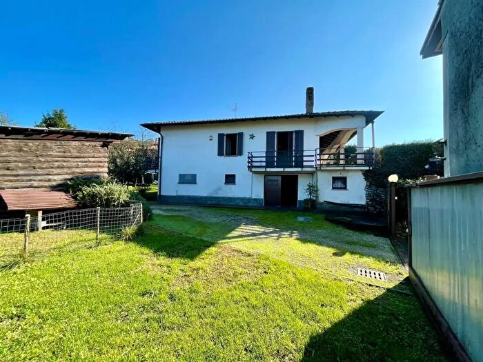 Casa quadrilocale in vendita in Via Maggio, Azzate