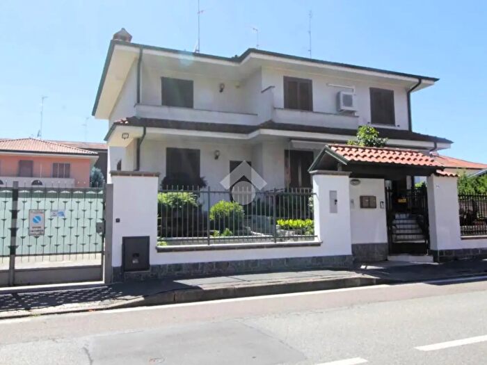 Casa quadrilocale in vendita in Via Cristoforo Colombo, Sedriano