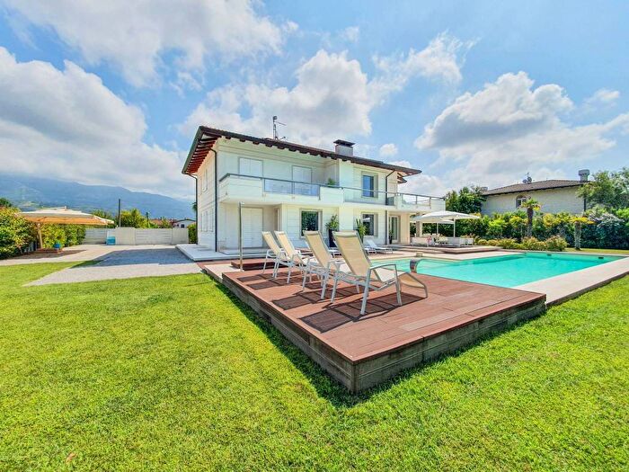 Casa con 6 locali in affitto in Via dellAcqua, Vittoria Apuana, Forte dei Marmi