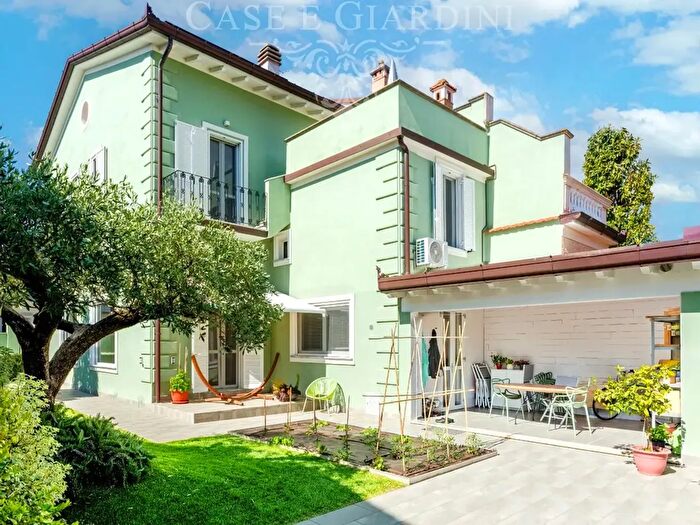 Casa con 13 locali in vendita in Via Zara, Viareggio