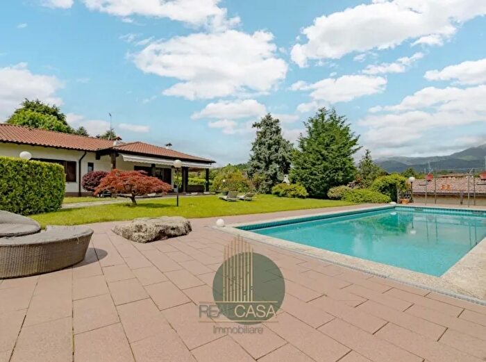 Casa quadrilocale in vendita in Via Piave Anzano del Parco Como Lombardia Italia, Anzano Del Parco