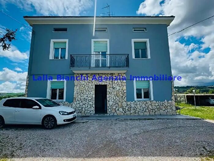 Casa con 11 locali in vendita in Vallefoglia