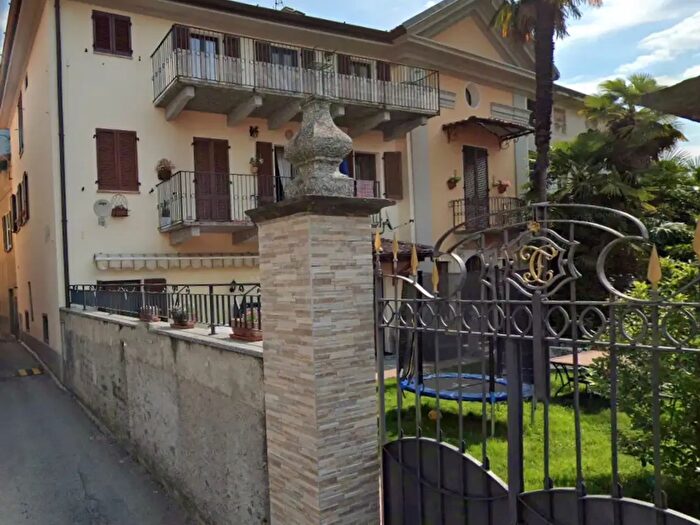 Appartamento quadrilocale in vendita in Via Corrado E Giulio Venini, Porlezza