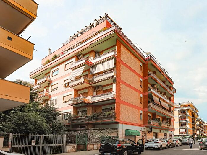 Appartamento quadrilocale in vendita in Via Raffaele De Cosa, Roma