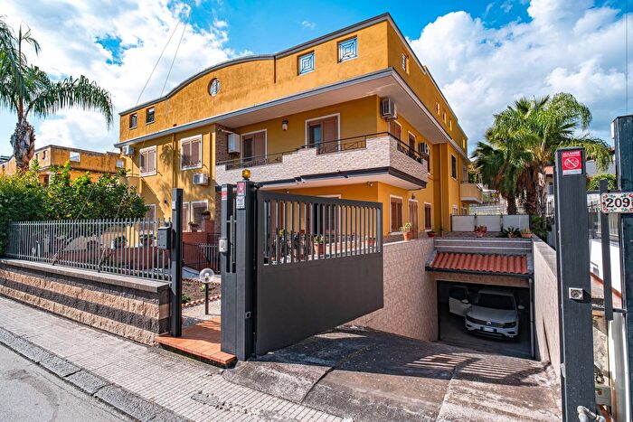 Casa con 6 locali in vendita in Via Don Luigi Sturzo, Giarre